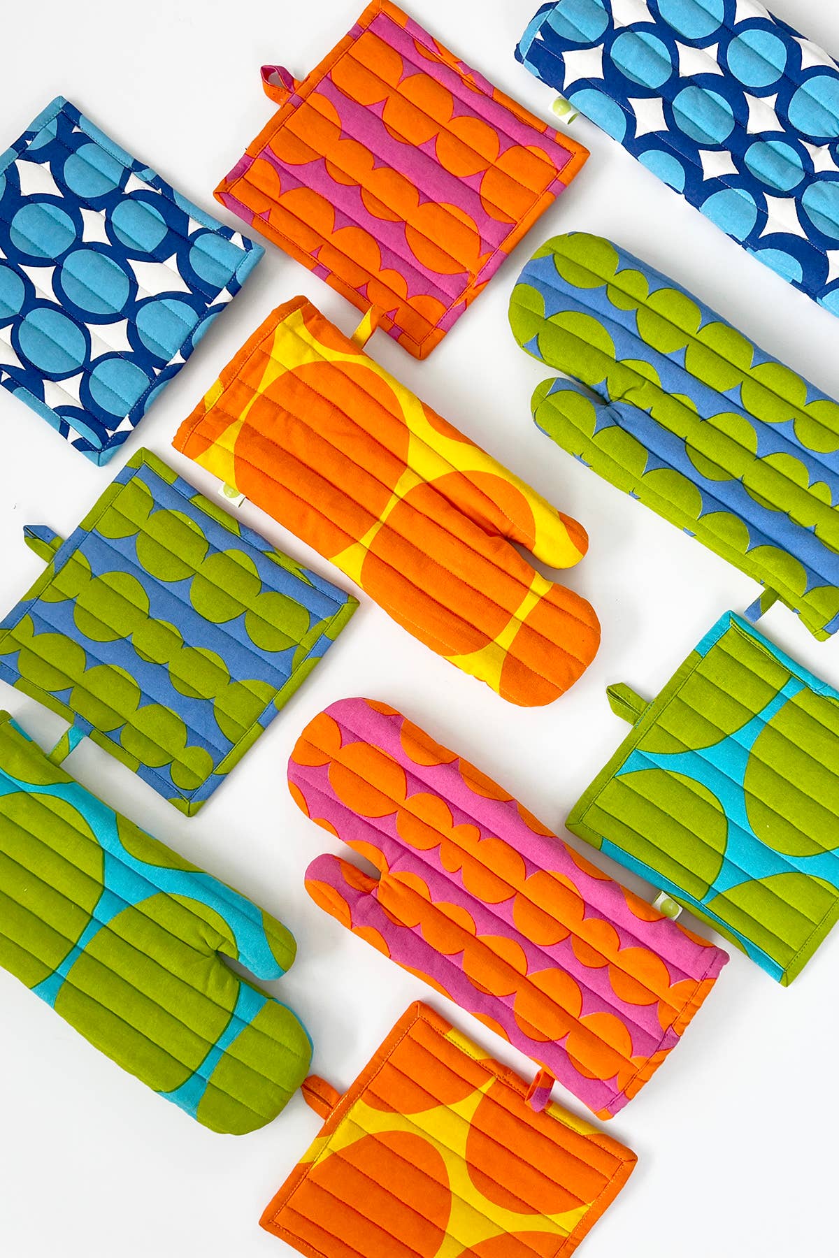 See Design - Oven Mitt & Potholder Set: Big Smudge Dot Red